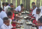 Dapur Masariku Berasap: Prajurit TNI Sajikan Gizi dan Kasih untuk Anak-Anak Asmat